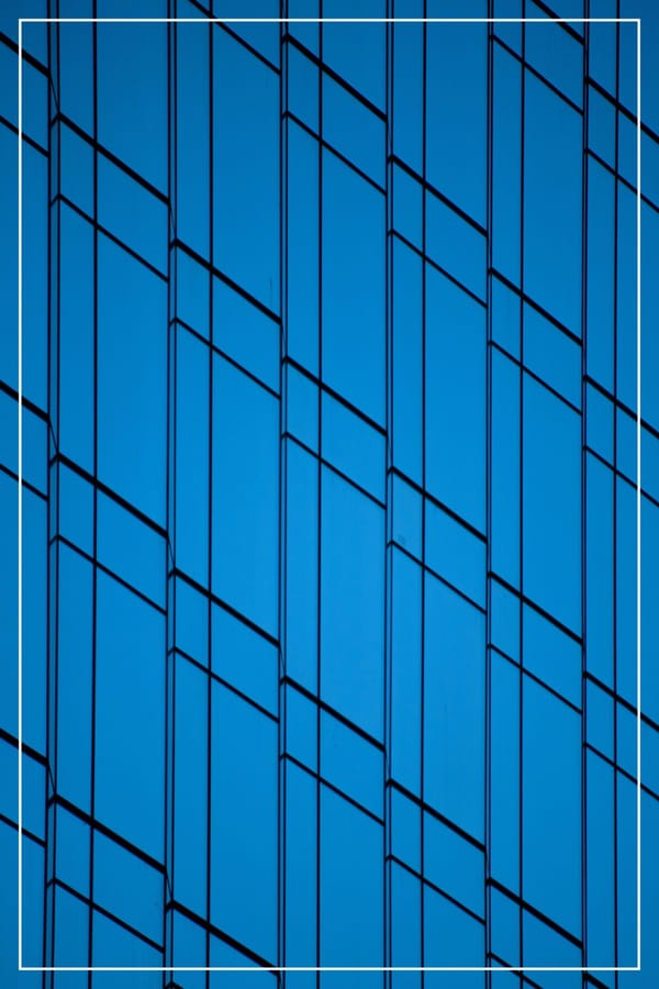 Die unsichtbaren Regeln: Wie Sie Machtachsen navigieren, ohne zum Opfer der Büropolitik zu werden